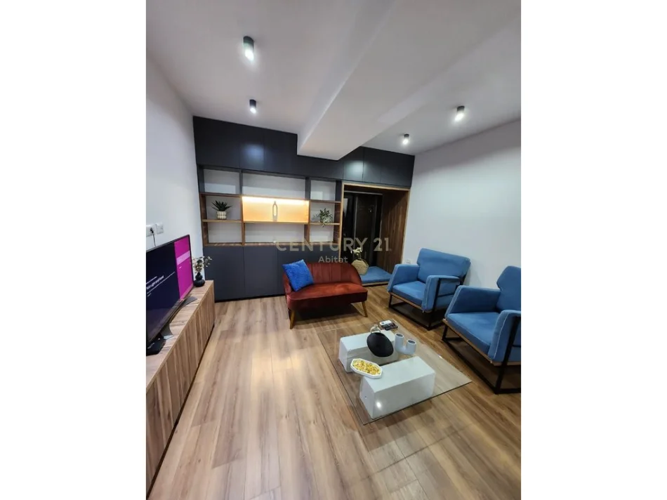 Tirane, jepet me qera ambjent biznesi Kati 11, 77 m² 1.000 € (Square 21)