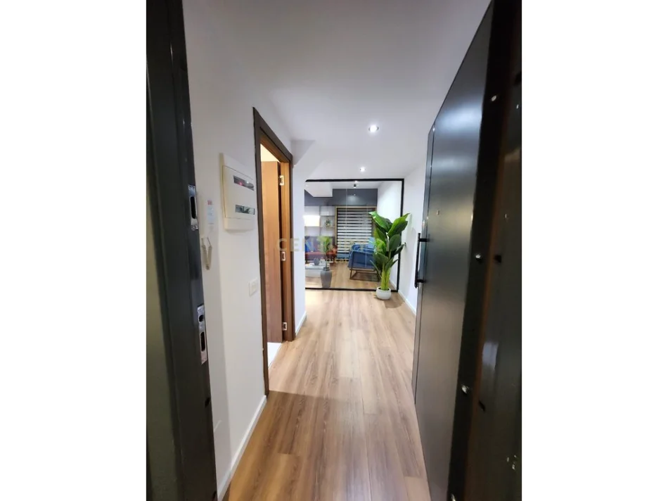 Tirane, jepet me qera ambjent biznesi Kati 11, 77 m² 1.000 € (Square 21)
