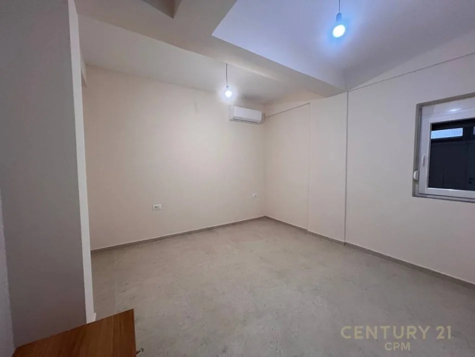 Tirane, jepet me qera apartament 1+1 Kati 1, 55 m² 450 € (komuna e parisit)