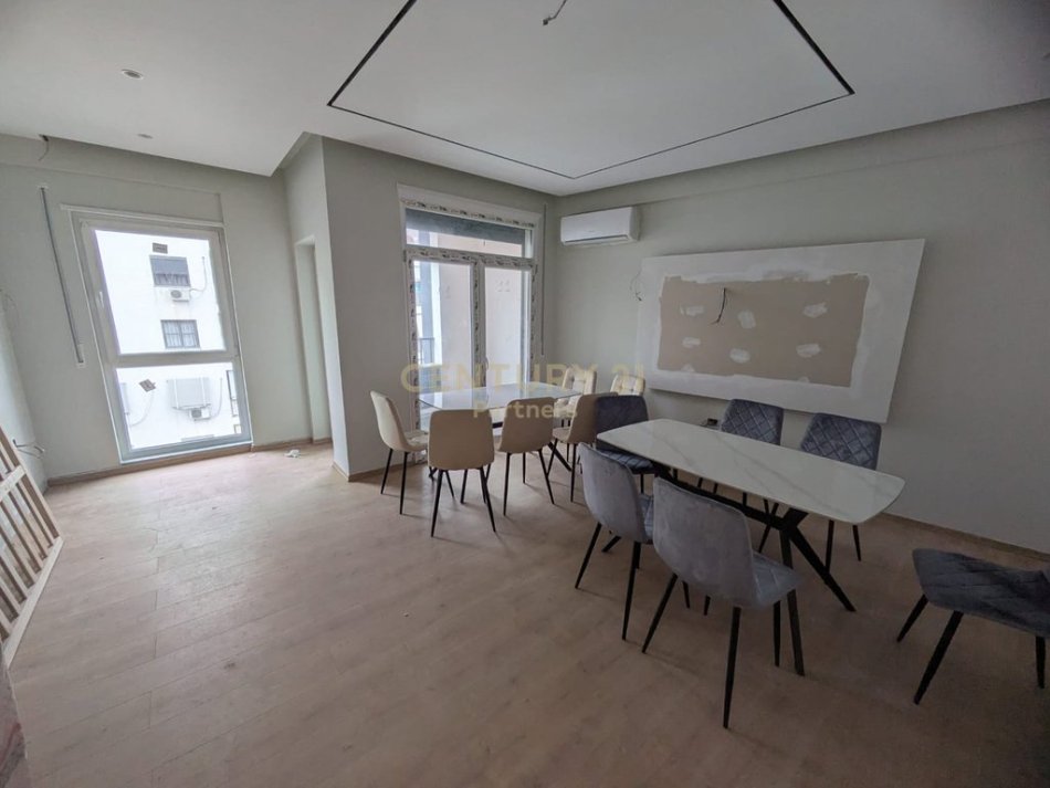 Tirane, shitet apartament 2+1+Aneks+Ballkon Kati 6, 97 m² 179.000 € 