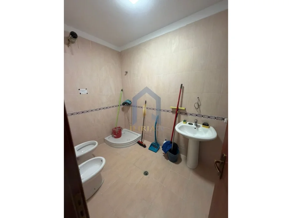 Tirane, jap me qera 3+1+Ballkon Kati 6, 122 m² 1.400 € (Apartament 3+1 me qira ne Qender)