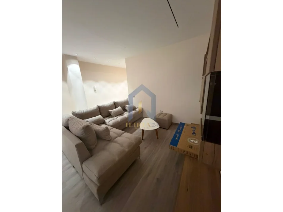 Tirane, jap me qera 3+1+Ballkon Kati 6, 122 m² 1.400 € (Apartament 3+1 me qira ne Qender)