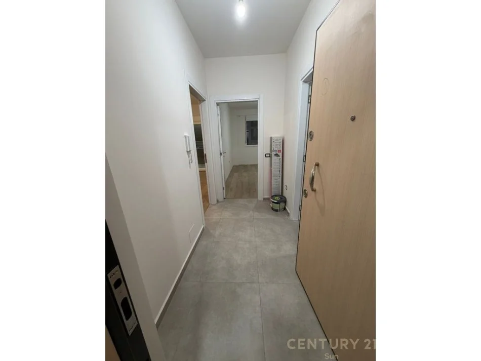 Tirane, jepet me qera zyre Kati 2, 65 m² 700 € (Komuna e Parisit)