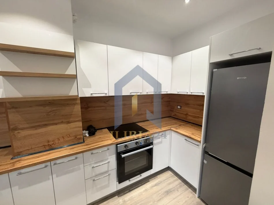 Tirane, jap me qera 3+1+Ballkon Kati 6, 122 m² 1.400 € (Apartament 3+1 me qira ne Qender)