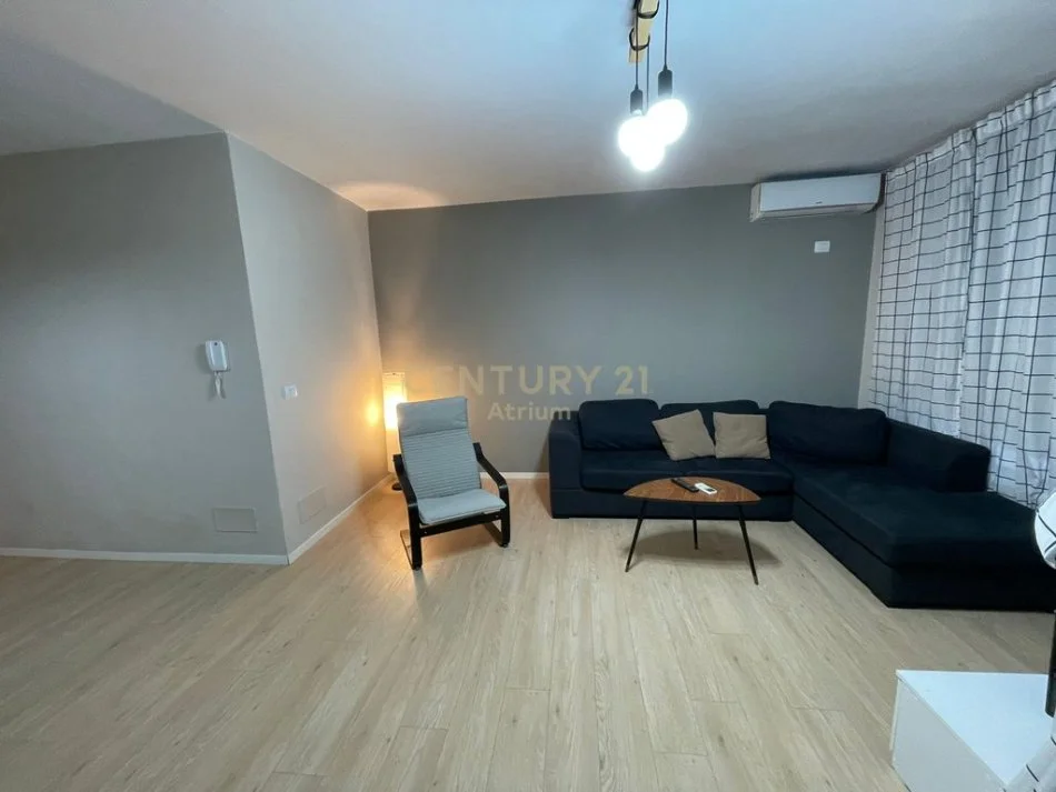 Tirane, jepet me qera apartament 1+1+Ballkon Kati 2, 70 m² 600 € (materniteti i ri)