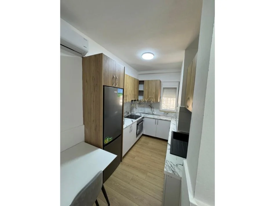 Tirane, jepet me qera apartament 2+1+Ballkon Kati 1, 103 m² 550 € (kodra e diellit bill klinton)