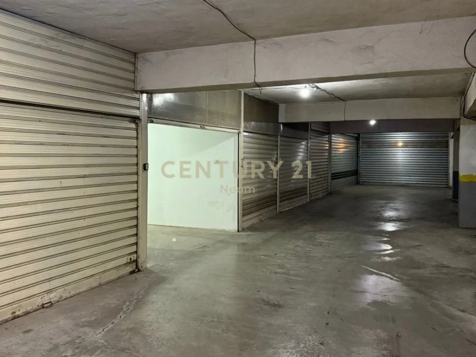 Tirane, shitet garazh | post parkimi 1+1 , 16 m² 35.000 € (Neom130225)