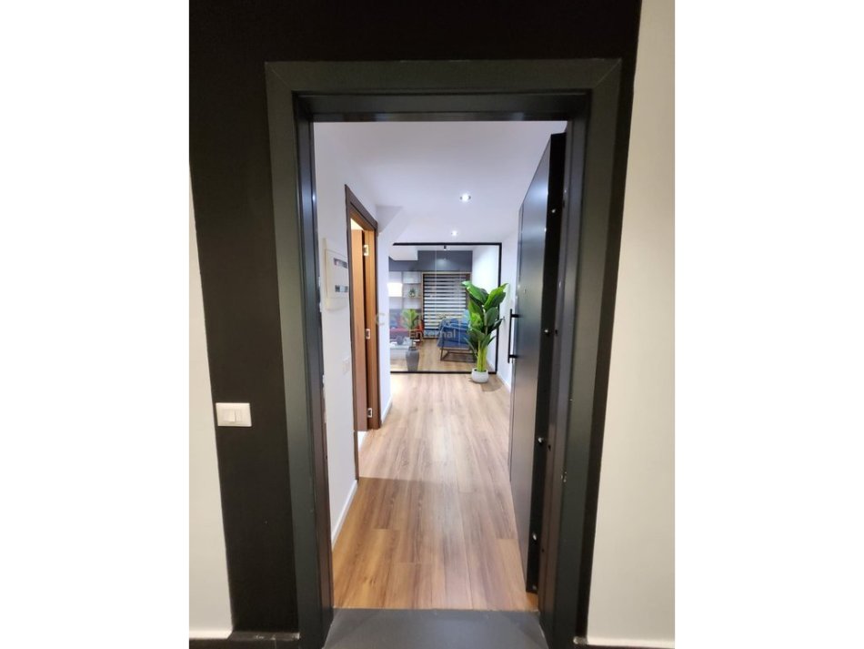 Tirane, jepet me qera zyre Kati 11, 65 m² 1.000 € (Ish Parku)