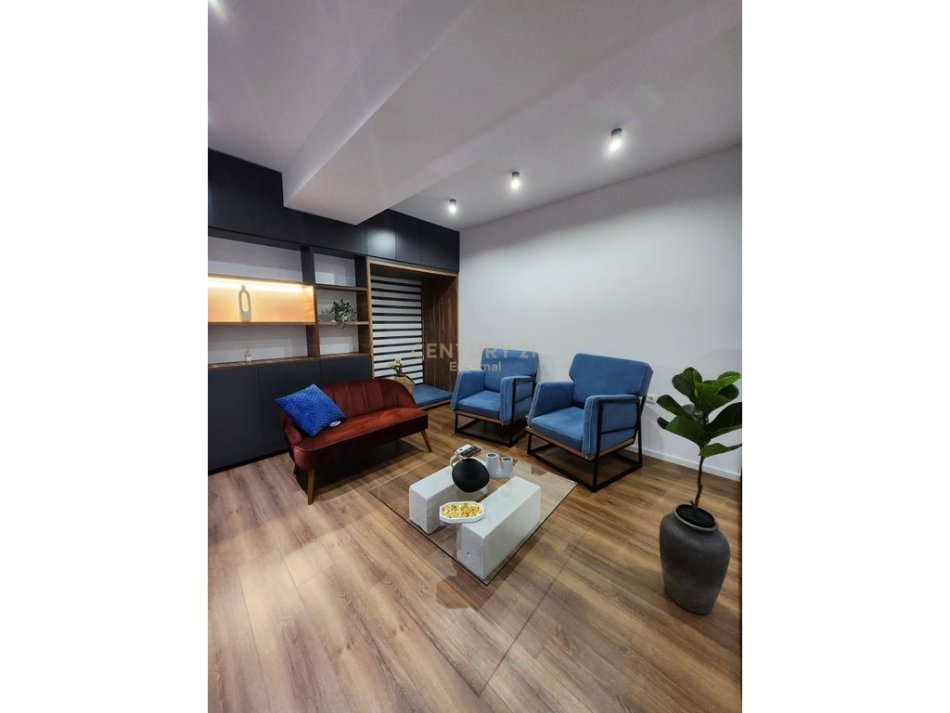 Tirane, jepet me qera zyre Kati 11, 65 m² 1.000 € (Ish Parku)