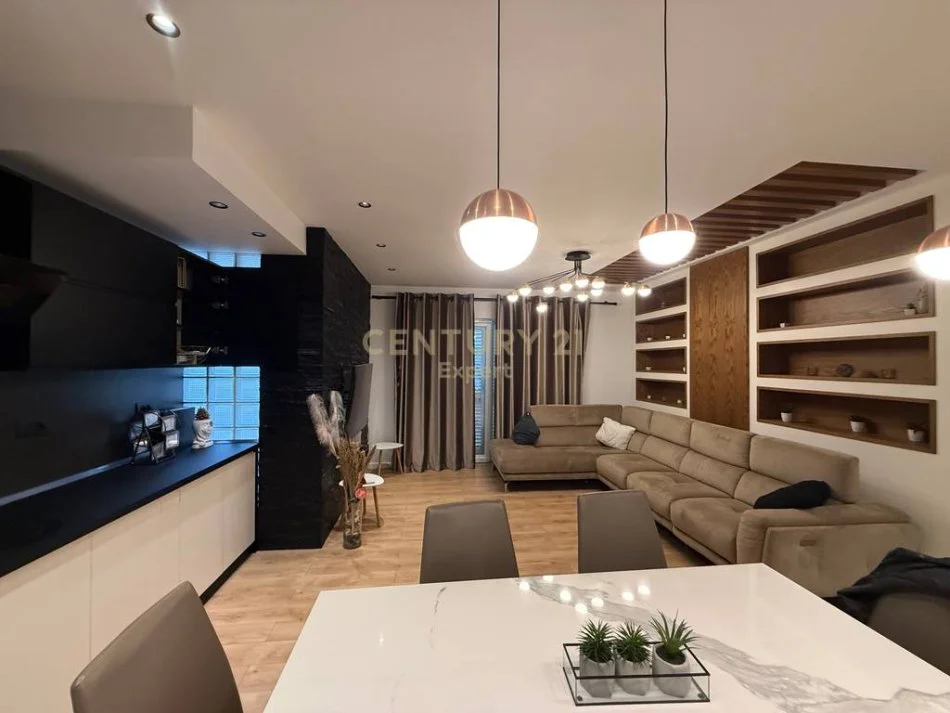 Tirane, jepet me qera apartament+verande | Penthouse 3+1+Aneks+Ballkon Kati 6, 250 m² (fresku)