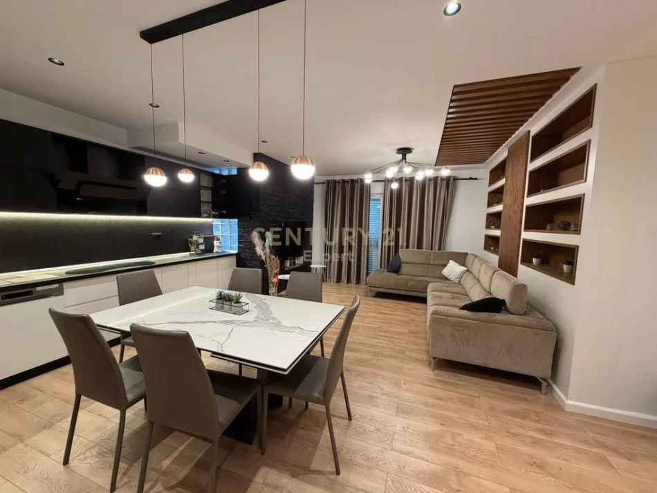 Tirane, jepet me qera apartament+verande | Penthouse 3+1+Aneks+Ballkon Kati 6, 250 m² (fresku)