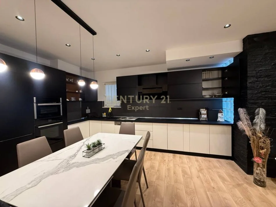 Tirane, jepet me qera apartament+verande | Penthouse 3+1+Aneks+Ballkon Kati 6, 250 m² (fresku)