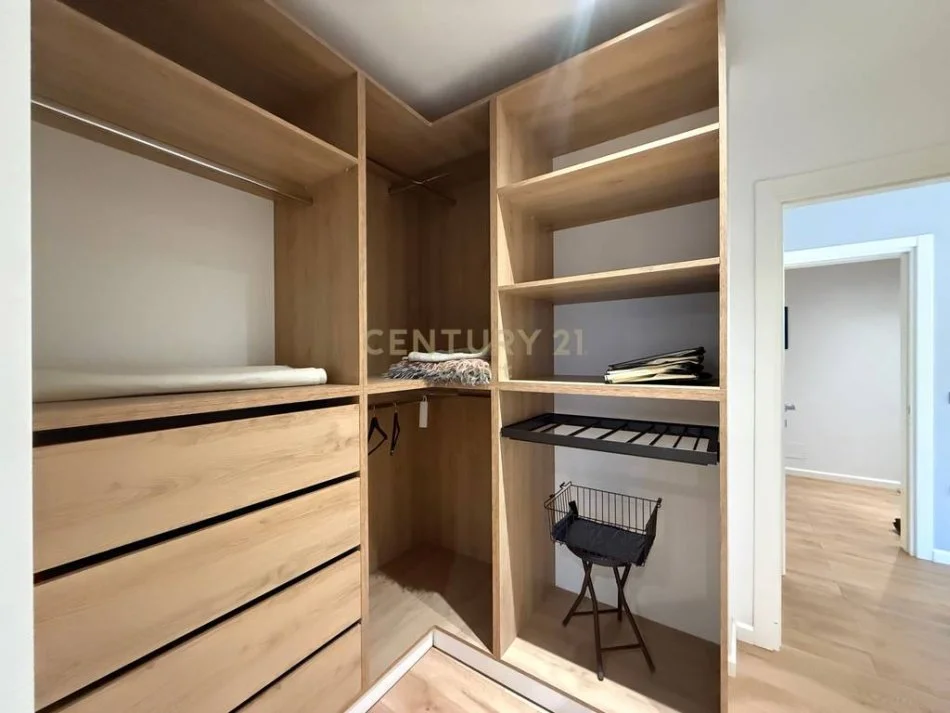 Tirane, jepet me qera apartament+verande | Penthouse 3+1+Aneks+Ballkon Kati 6, 250 m² (fresku)