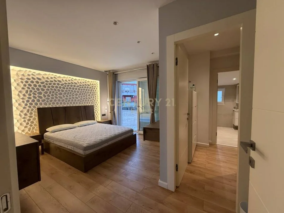 Tirane, jepet me qera apartament+verande | Penthouse 3+1+Aneks+Ballkon Kati 6, 250 m² (fresku)