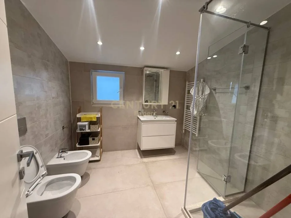 Tirane, jepet me qera apartament+verande | Penthouse 3+1+Aneks+Ballkon Kati 6, 250 m² (fresku)