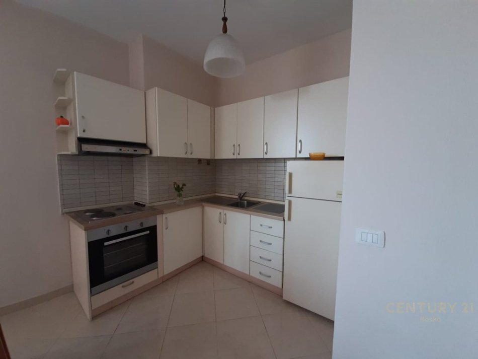 Tirane, jepet me qera apartament 1+1 Kati 4, 65 m² 500 € (Pazari i Ri)