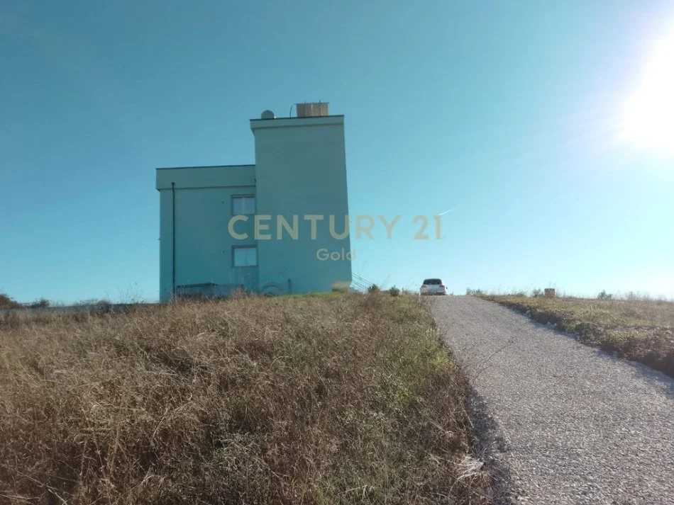 Durres, shitet Vile 4+1+Ballkon Kati 2, (gjiri i lalzit)