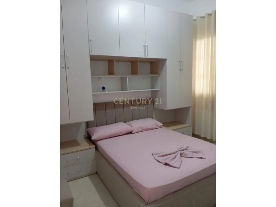 Durres, jepet me qera apartament 1+1 Kati 1, 40 m² 350 € (Shkembi i Kavajes)