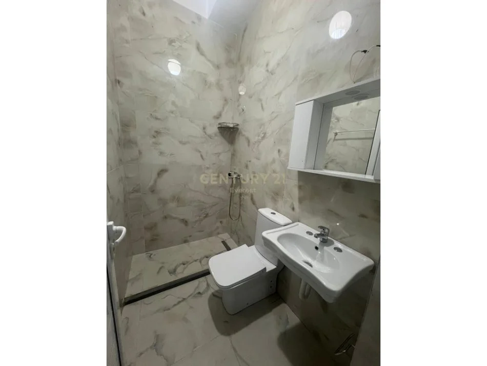 Durres, jepet me qera apartament 1+1 Kati 1, 40 m² 350 € (Shkembi i Kavajes)