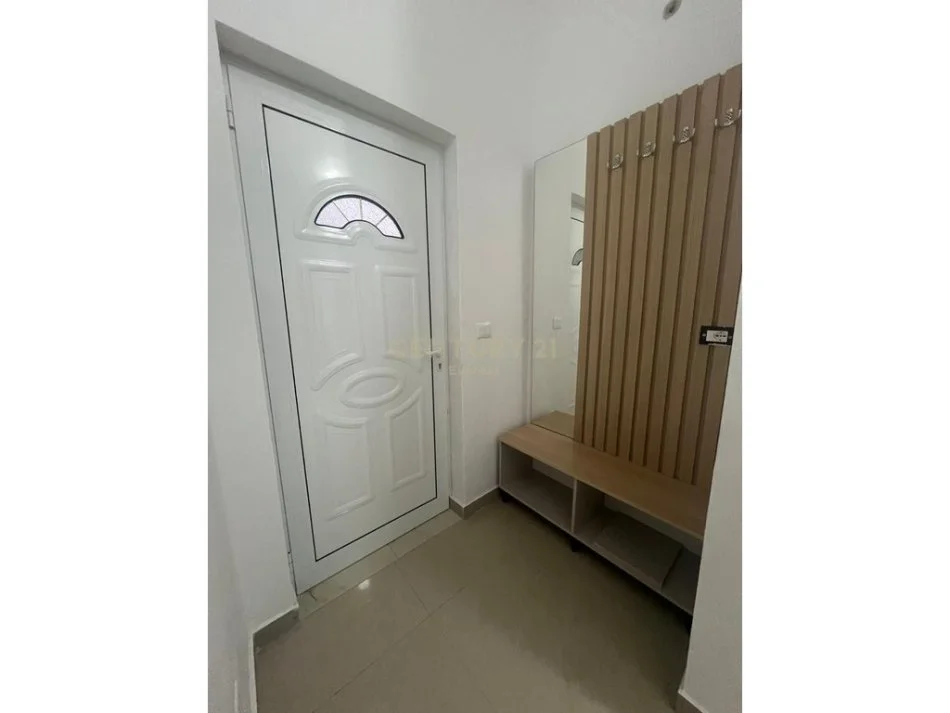 Durres, jepet me qera apartament 1+1 Kati 1, 40 m² 350 € (Shkembi i Kavajes)