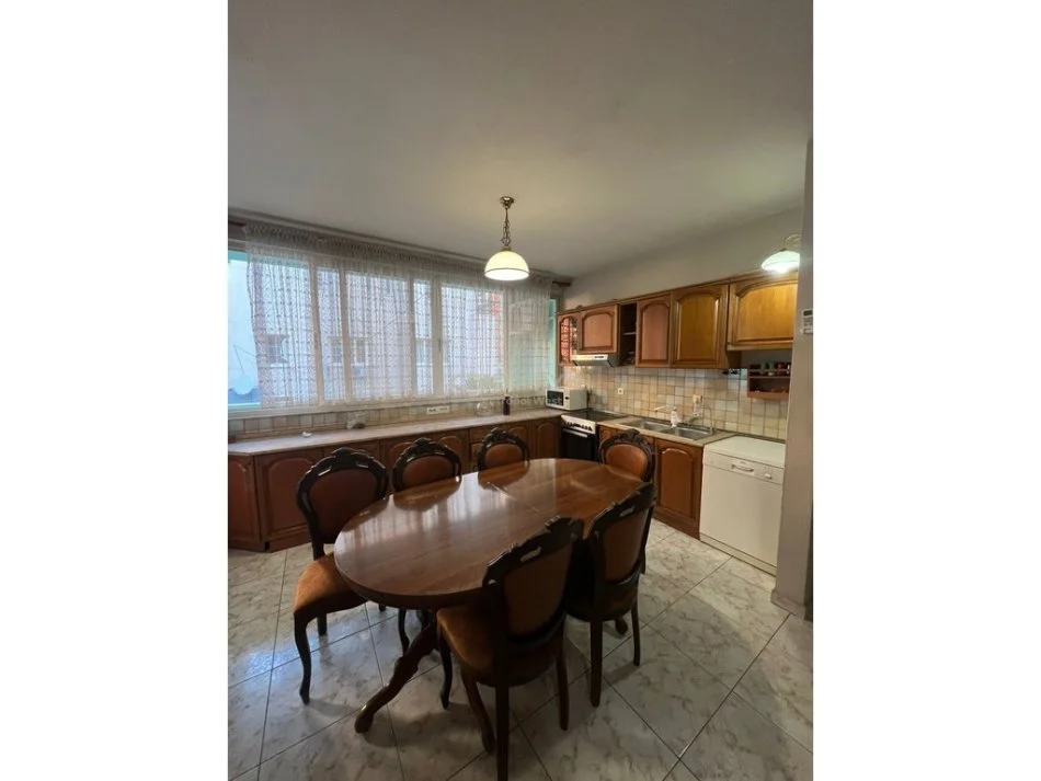 Tirane, jepet me qera apartament 2+1+Ballkon Kati 2, 100 m² 800 € (Rruga e Kavajës, pranë Garden Building)