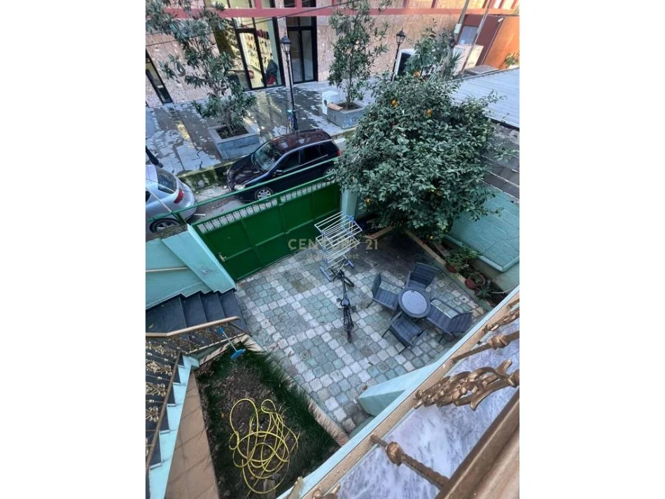 Tirane, jepet me qera apartament 2+1+Ballkon Kati 2, 100 m² 800 € (Rruga e Kavajës, pranë Garden Building)