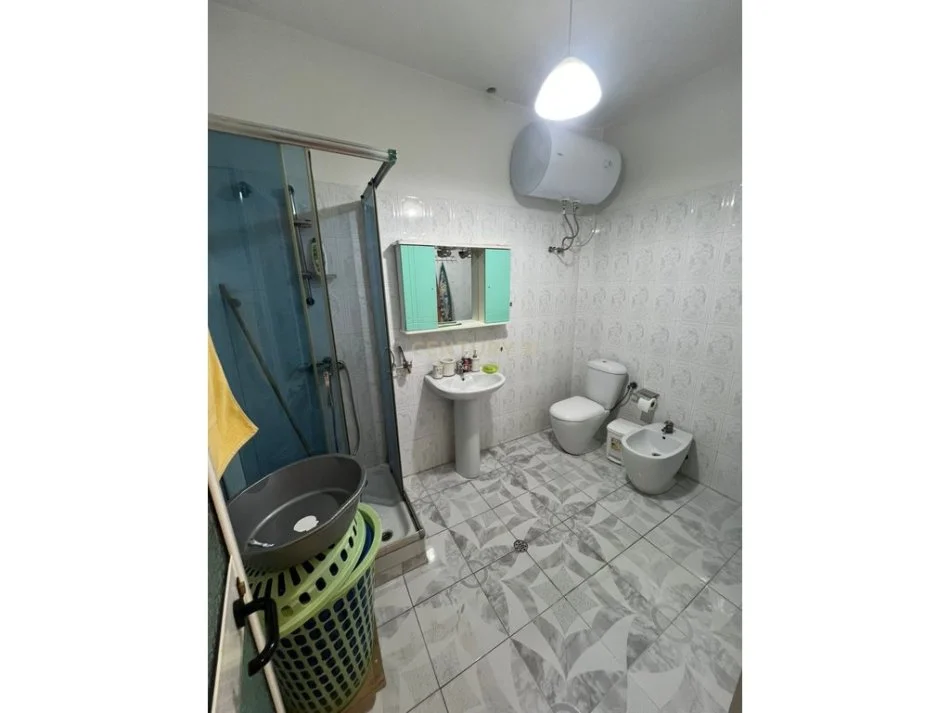 Tirane, jepet me qera apartament 2+1+Ballkon Kati 2, 100 m² 800 € (Rruga e Kavajës, pranë Garden Building)