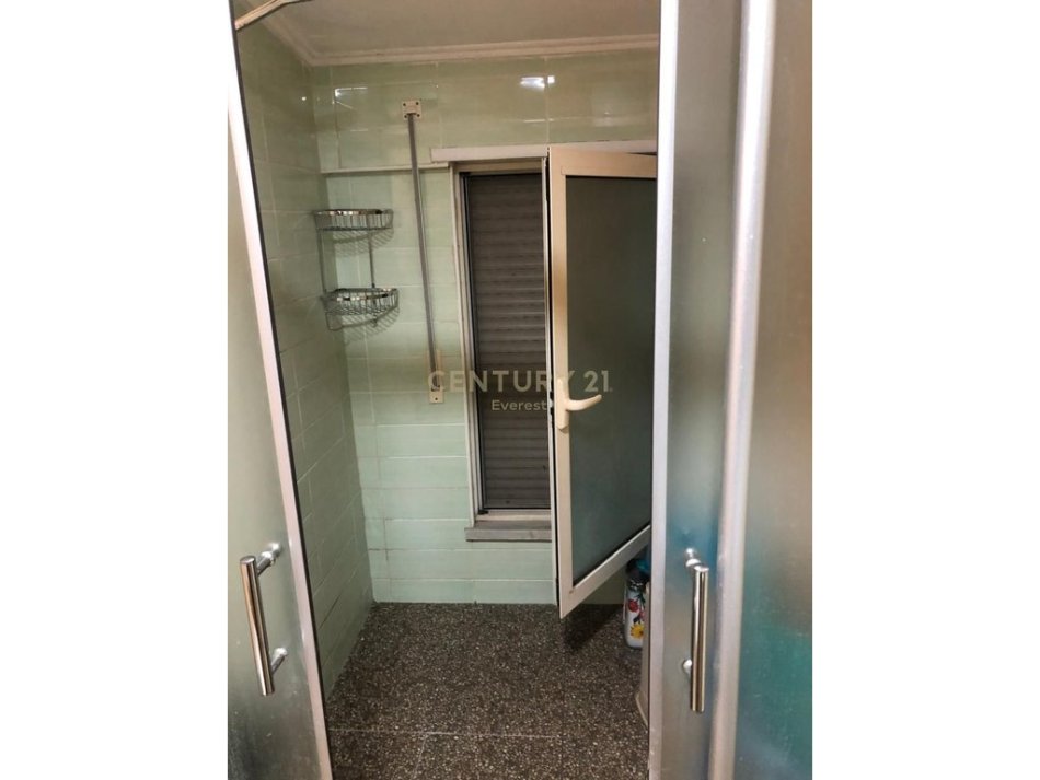 Tirane, jepet me qera apartament 1+1 Kati 6, 110 m² 600 € (Liqeni i Thate)