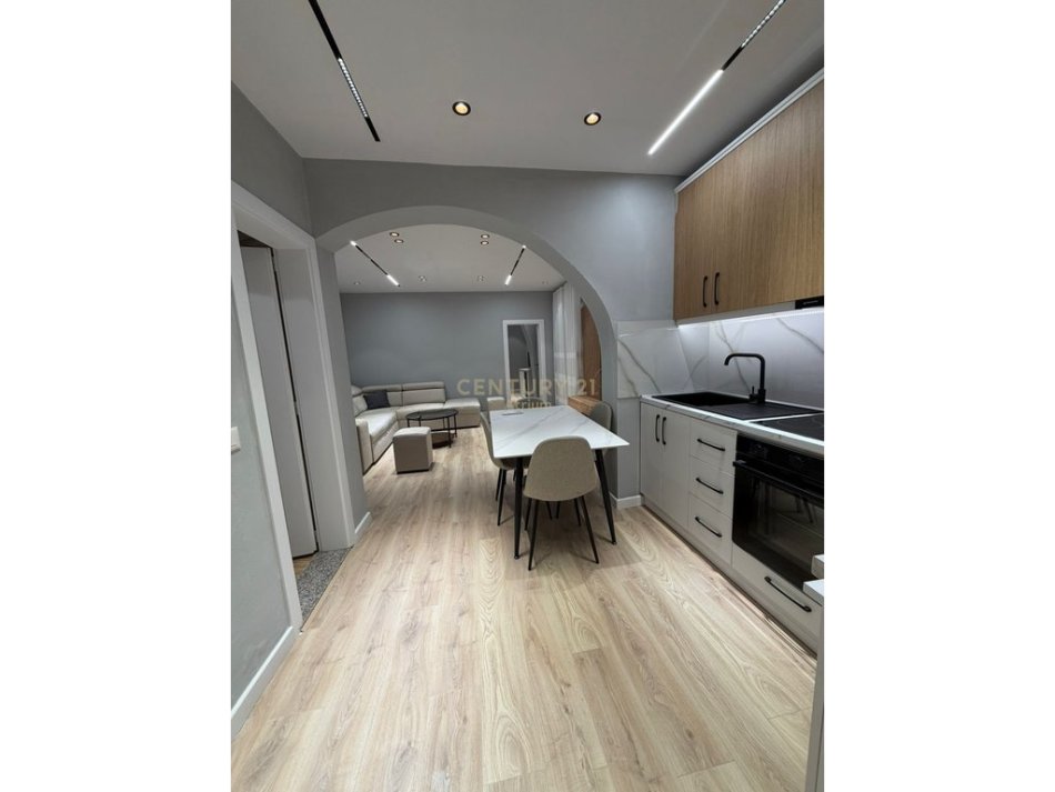 Tirane, jepet me qera 1+1 Kati 1, 45 m² 500 € (Oxhaku)Atrium130317