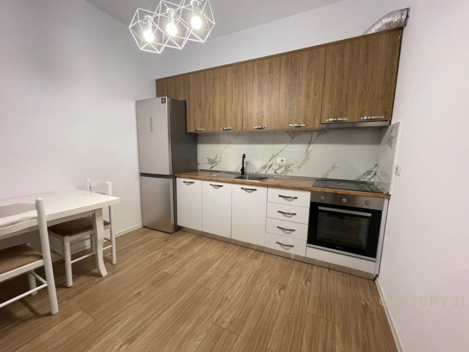 Tirane, jepet me qera apartament 1+1 Kati 7, 65 m² 500 € (Spitalet)