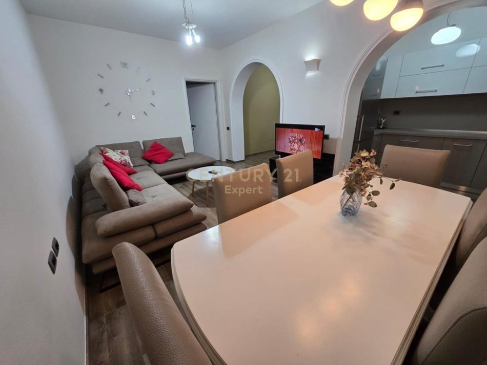 Tirane, jepet me qera apartament 1+1 Kati 4, 59 m² 550 € (Pazari i Ri)