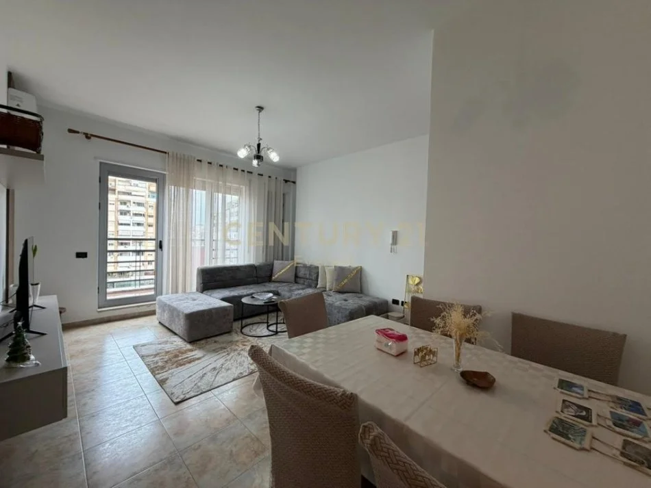 Tirane, jepet me qera apartament 2+1+Ballkon Kati 6, 100 m² 900 € (pazari i ri)