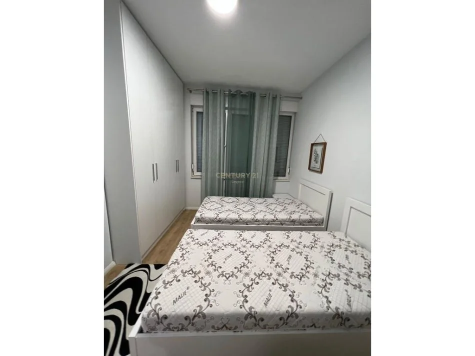 Tirane, jepet me qera apartament 2+1+Ballkon Kati 3, 87 m² 750 € (Laprake)