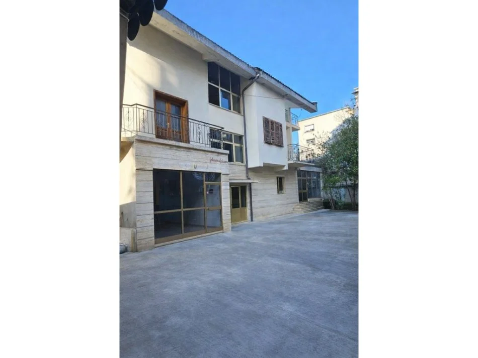 Tirane, jepet me qera Vile 3 Katshe , 750 m² 4.500 € (Restorant Durresi)