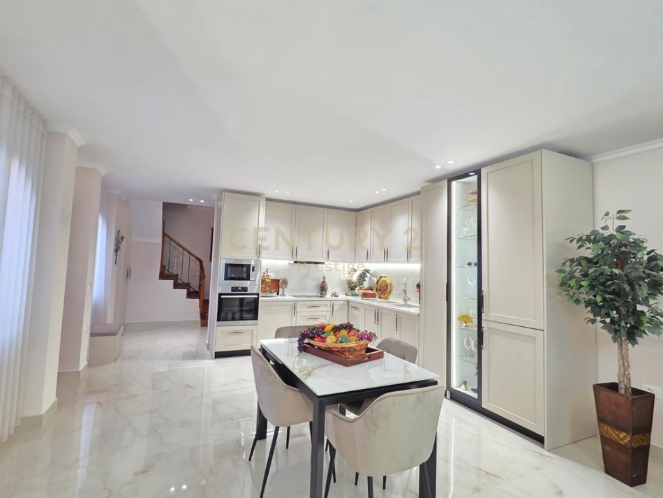 Tirane, jepet me qera Vile 2+1 Kati 2, 160 m² 1.500 € (Xhamlliku) prestige130430