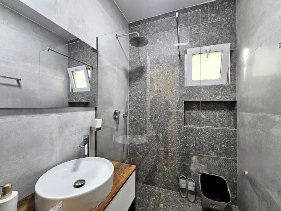 Tirane, jepet me qera apartament 2+1 Kati 7, 85 m² 750 € (ish fusha e aviaconit)