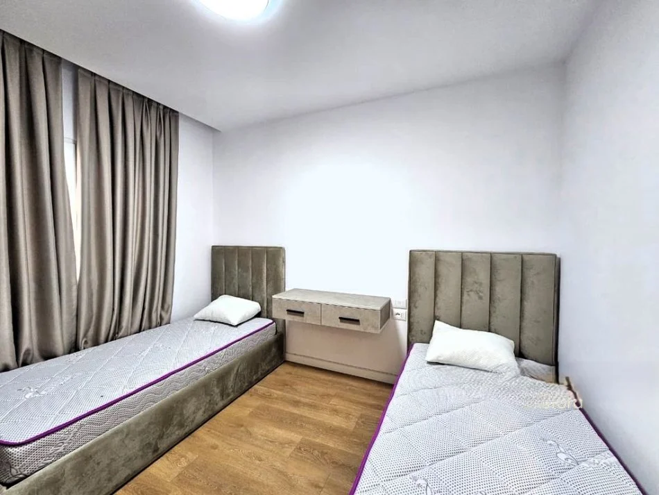 Tirane, jepet me qera apartament 2+1 Kati 7, 85 m² 750 € (ish fusha e aviaconit)