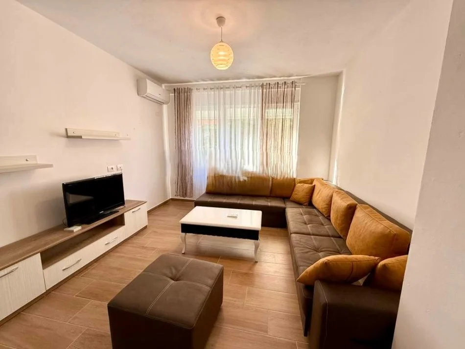 Tirane, jepet me qera apartament 1+1 Kati 2, 70 m² 650 € (selvia)