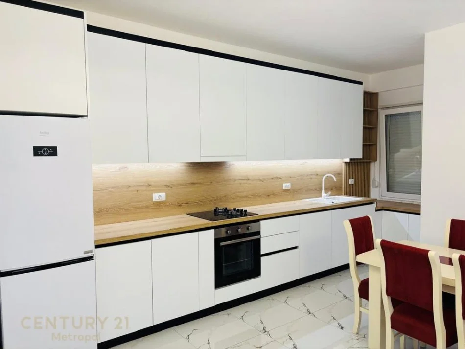 Tirane, jepet me qera apartament 2+1+Ballkon Kati 6, 120 m² 500 € (bulevardi nene tereza)