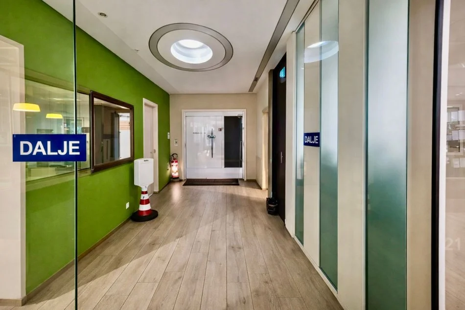 Tirane, jepet me qera zyre Kati 3, 280 m² 10.000 € (Coin)