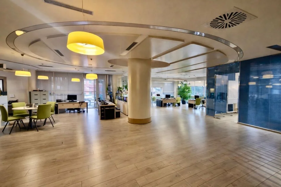 Tirane, jepet me qera zyre Kati 3, 280 m² 10.000 € (Coin)