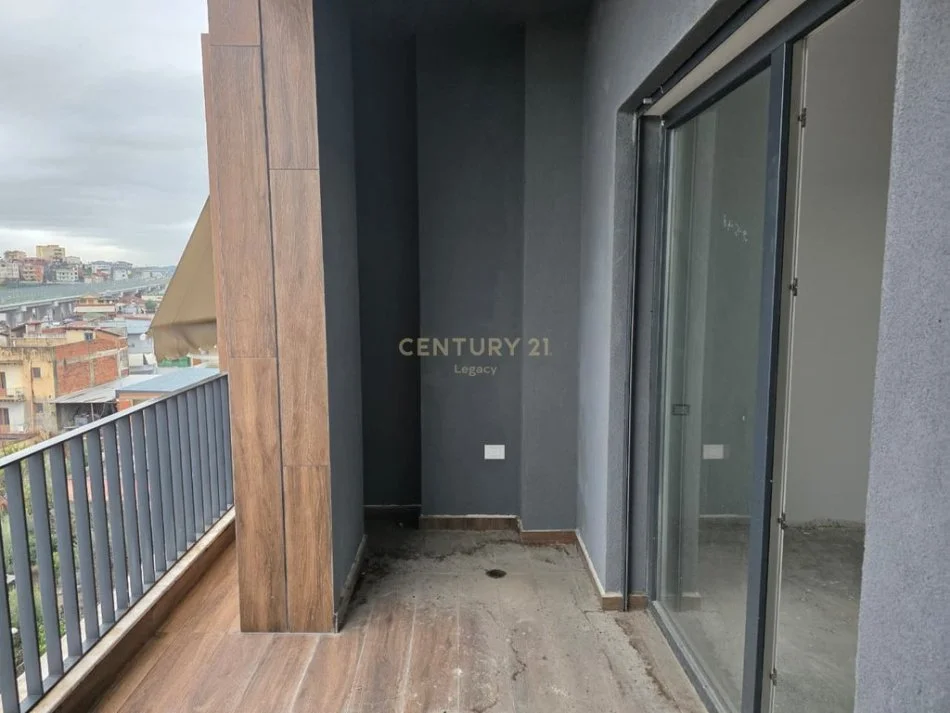 Tirane, shitet apartament 2+1 , 100 m² 165.000 € 