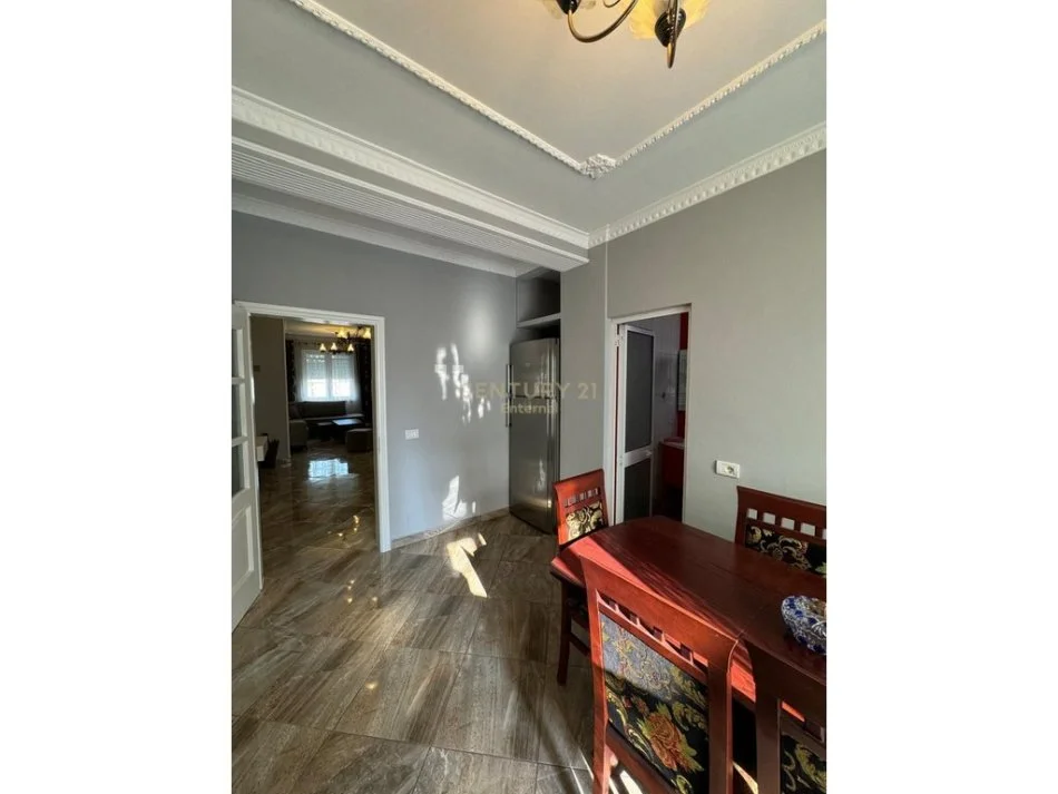 Tirane, jepet me qera apartament 2+1 Kati 4, 75 m² 850 € (Bllok)