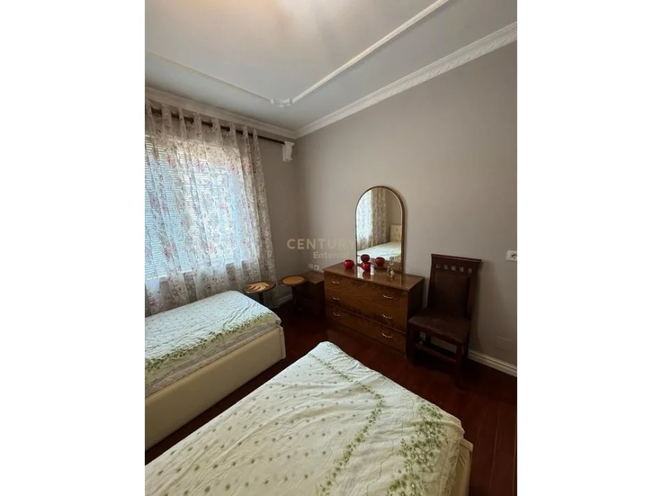Tirane, jepet me qera apartament 2+1 Kati 4, 75 m² 850 € (Bllok)