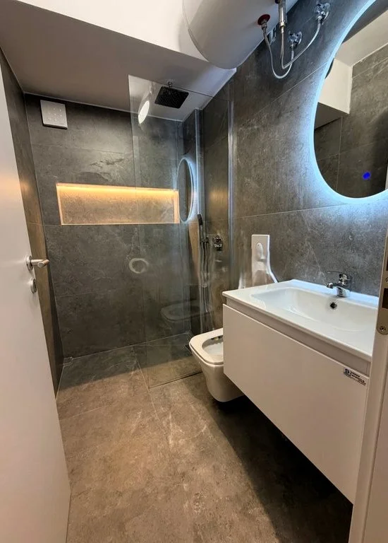 Tirane, jepet me qera apartament 2+1 Kati 1, 55 m² 550 € (OXHAKU)