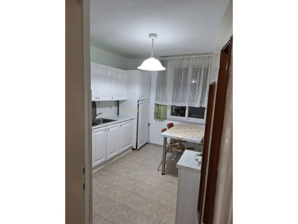 Tirane, jepet me qera apartament 1+1+Ballkon Kati 4, 70 m² 450 € (rruga kavajes)