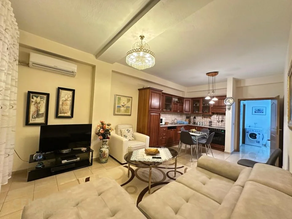 Tirane, jepet me qera apartament 1+1+Ballkon Kati 3, 70 m² 650 € (ish blloku)