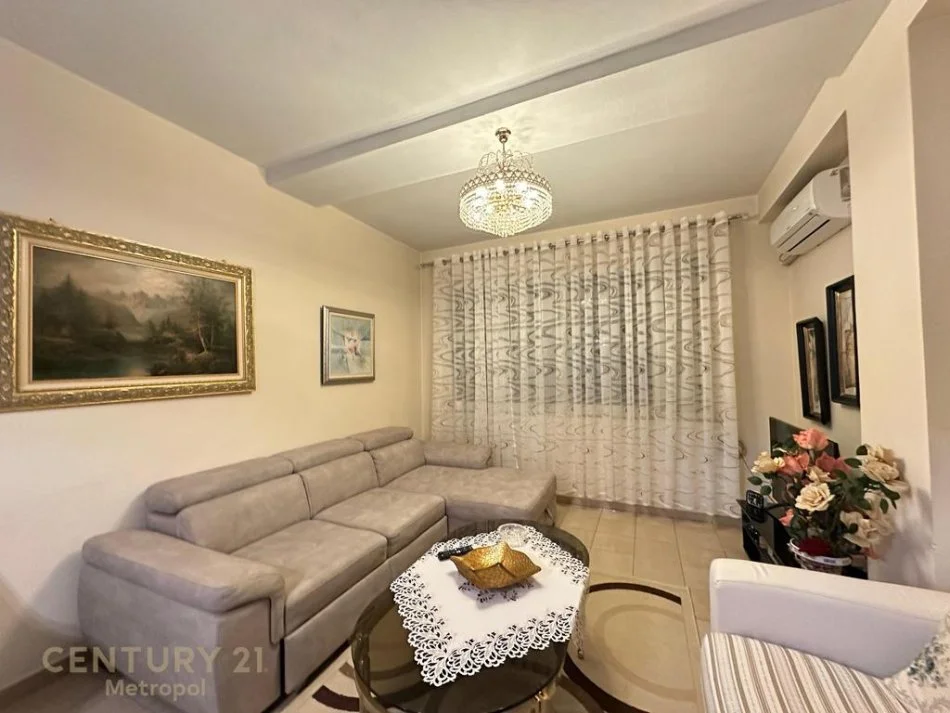 Tirane, jepet me qera apartament 1+1+Ballkon Kati 3, 70 m² 650 € (ish blloku)