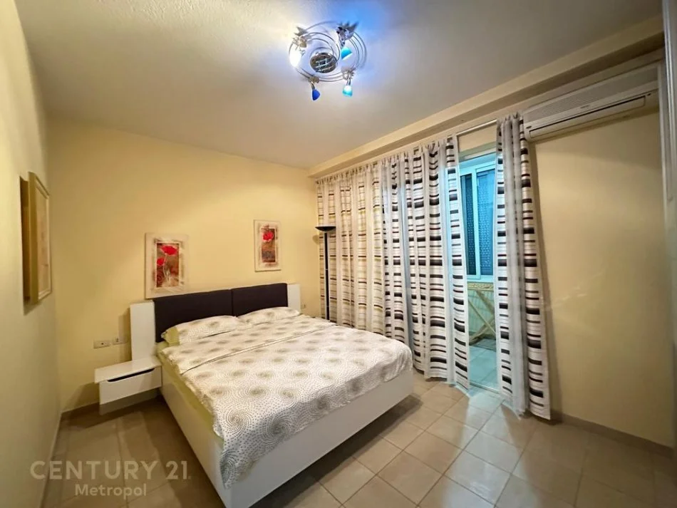 Tirane, jepet me qera apartament 1+1+Ballkon Kati 3, 70 m² 650 € (ish blloku)