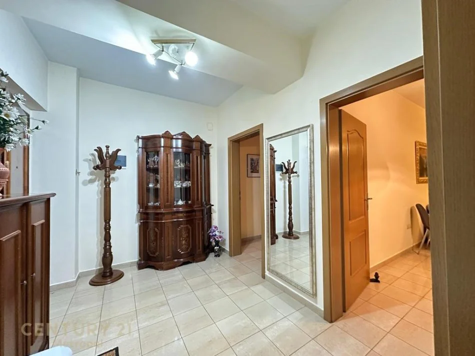 Tirane, jepet me qera apartament 1+1+Ballkon Kati 3, 70 m² 650 € (ish blloku)